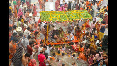 As heat scorches Kashi, KVT Shivling gets cool shower till Shrawan Purnima