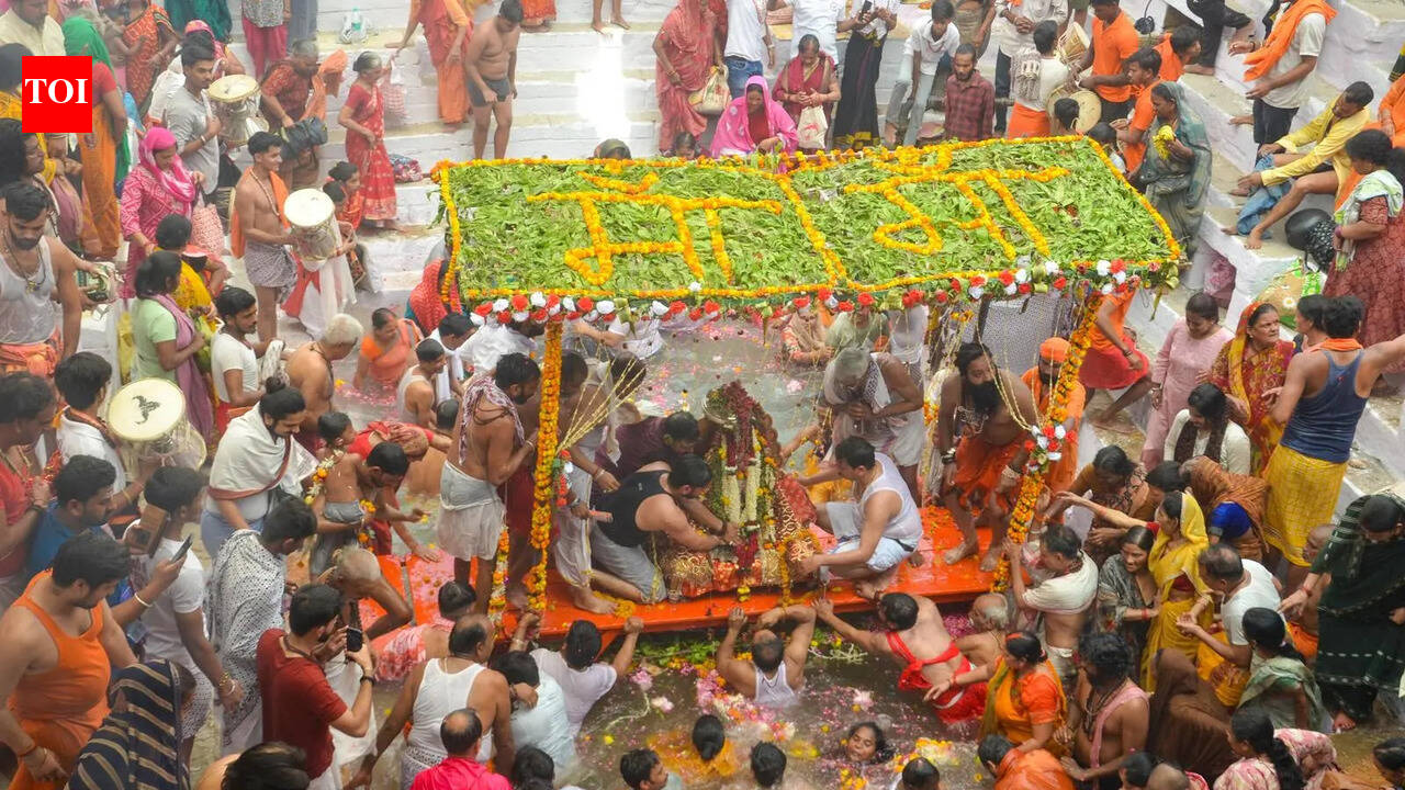 As heat scorches Kashi, KVT Shivling gets cool shower till Shrawan Purnima