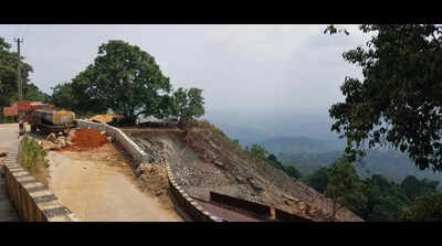 Landslide disrupts Malnad coastal link and forces commuters to trek