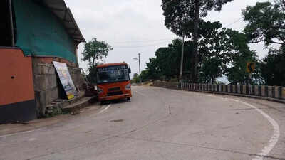 Landslide disrupts Malnad coastal link and forces commuters to trek