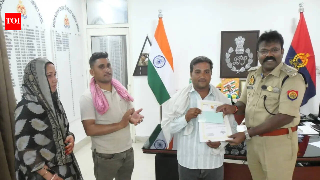 E‑rickshaw driver sets anexample, returns jewellery