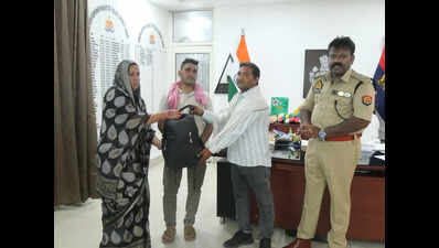 E‑rickshaw driver sets anexample, returns jewellery