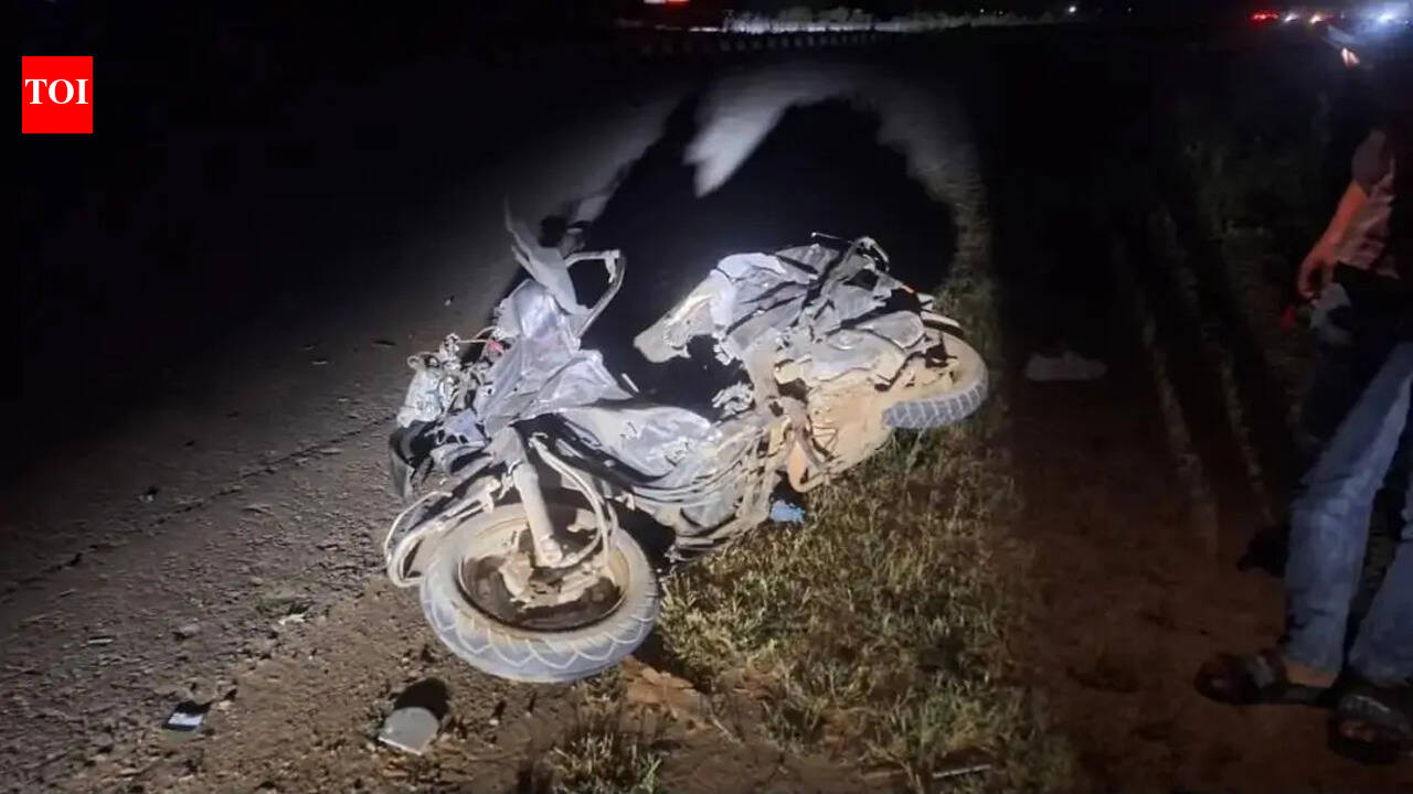 Truck rams into scooter in Gurgaon, teenager and youth die