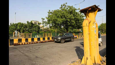 Rusted height barrier comes crashing down near Botanical Garden metro station