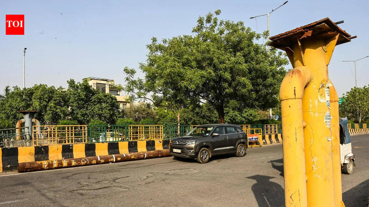 Rusted height barrier comes crashing down near Botanical Garden metro station