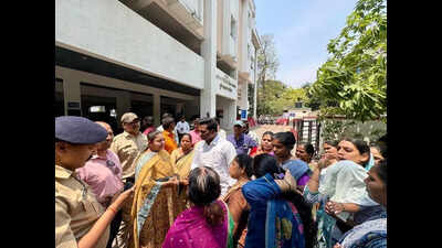 Janwadi Janata Vasahat residents protest as muddy, foul-smelling water flows from taps, demand supply survey to address contamination
