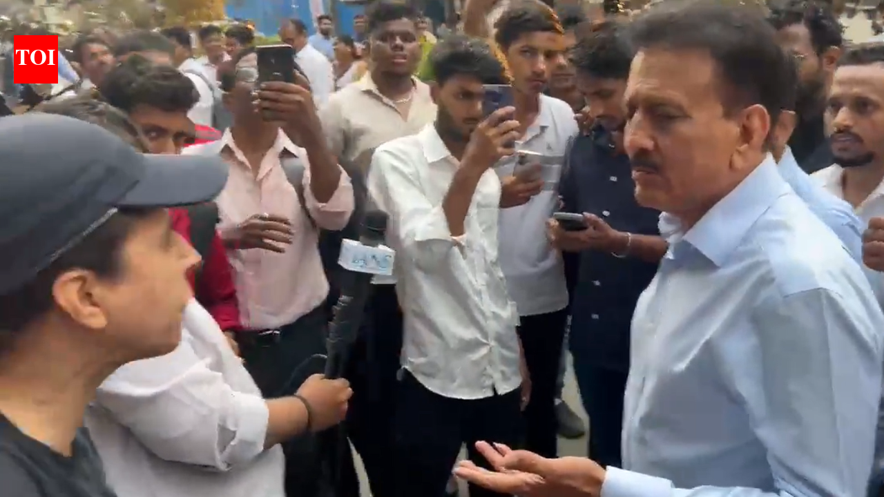 Maharashtra minister Girish Mahajan gets taste of woman’s anger during BJP's Jan Aakrosh rally