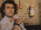 Sonu Nigam recalls helping Asha Bhosle with heel spur on 1996 US tour; Singer shared how he massaged her feet for relief