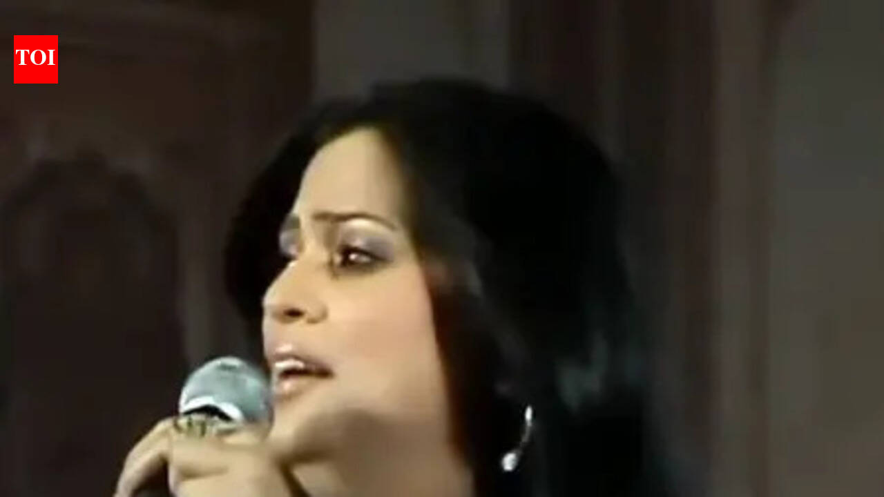 Anup: Richa Sharma hosts musical griha pravesh with Anup Jalota; soulful 'sureeli shaam' glimpses go viral | Hindi Movie News - The Times of India