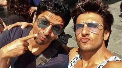 Ranveer Singh moves to end Don 3 row with Farhan Akhtar, may return Rs 10 crore fee move
