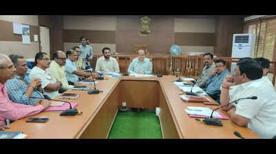 People upset as heatwave hours flouted at govt offices in North Karnataka