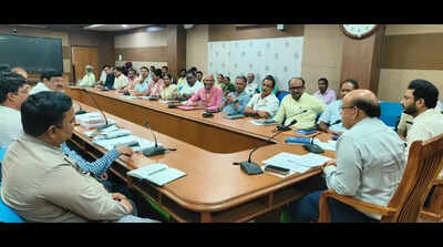 People upset as heatwave hours flouted at govt offices in North Karnataka
