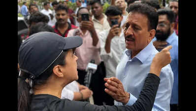 Woman takes on minister over traffic disruption, draws support from social media