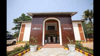 Teachers responsible when double graduates find it hard to get work: CM