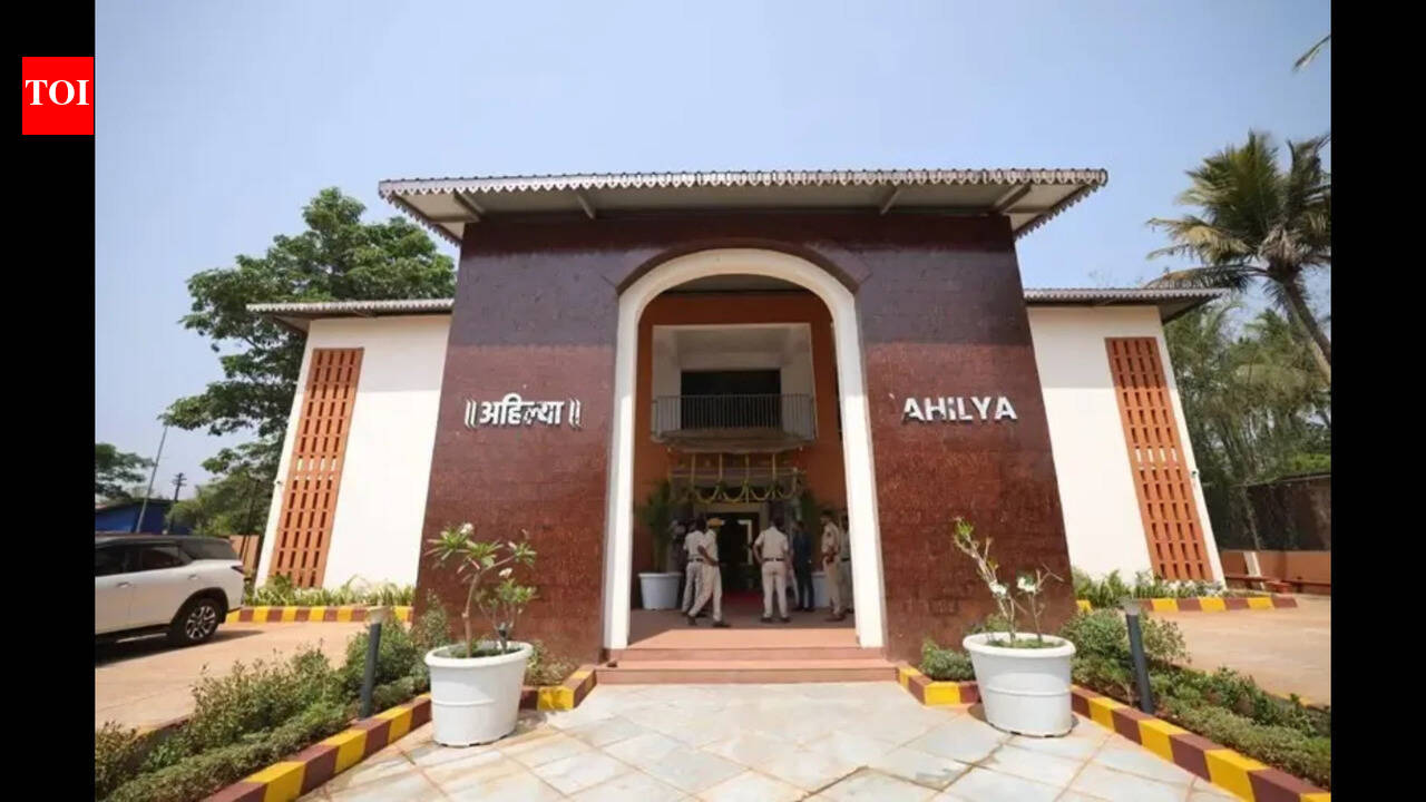 Teachers responsible when double graduates find it hard to get work: CM