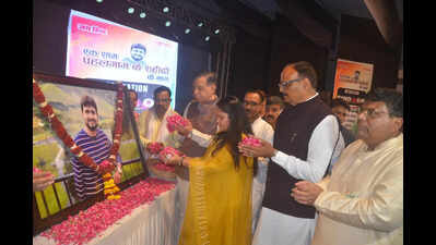 Mahana, Pathak pay homage to Pahalgam terror attack victims