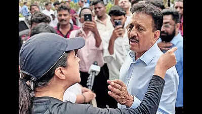 Citizens, activists praise Worli lady who confronted roadblock by BJP rallyists