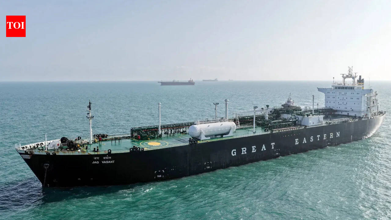 Iran oil tankers go dark to sail past US blockade