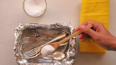 How to use aluminium foil for cleaning burnt utensils fast