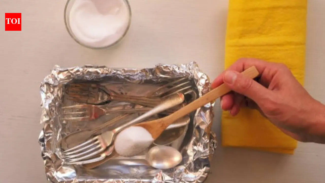 How to use aluminium foil for cleaning burnt utensils fast