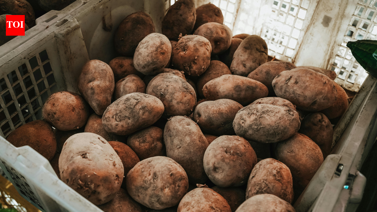 Peeling hot boiled potatoes made easy: A simple kitchen trick without burning your hands