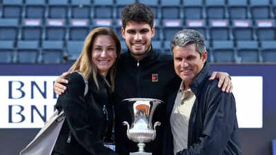 “He has 10M yacht, rich are not like us”- Fans get in verbal spat after Carlos Alcaraz posts cosy pictures of chilling at parents house amid injury setback ahead of French Open