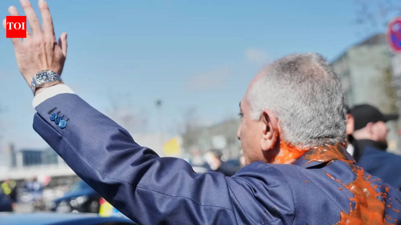 Watch: 'Tomato juice' thrown at Iran's exiled crown prince Reza Pahlavi in Germany