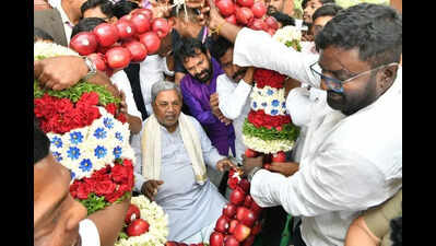 Amid speculation of change, Siddaramaiah meets with confidants
