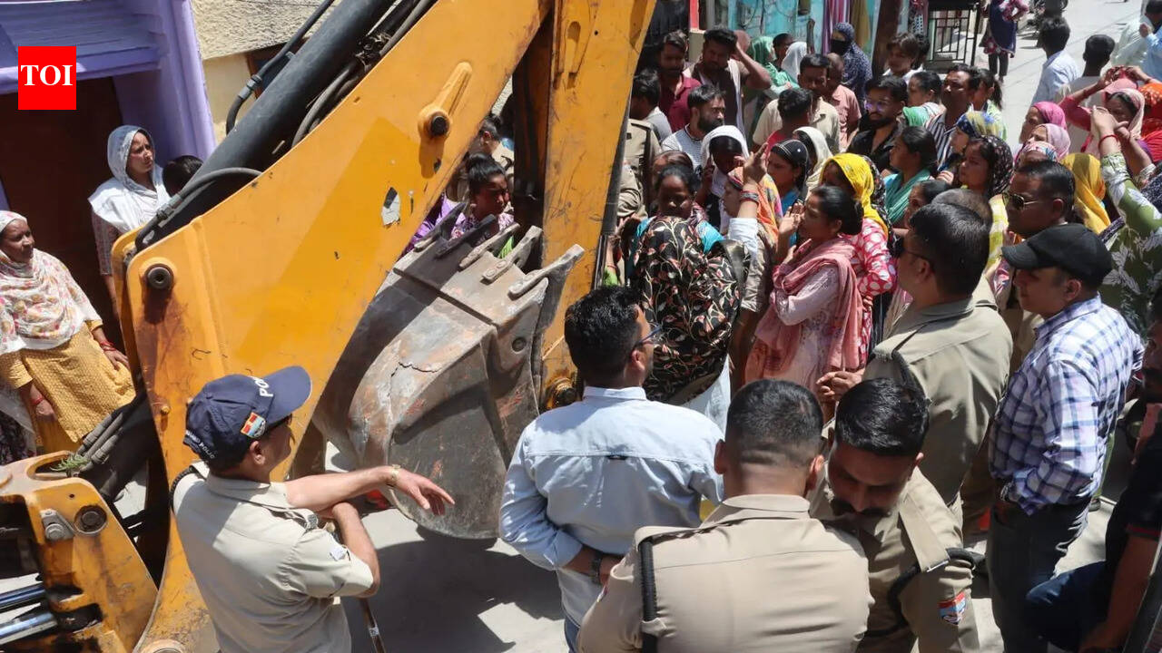 Chander road slum dwellers go to court against DMC’s threat of demolition