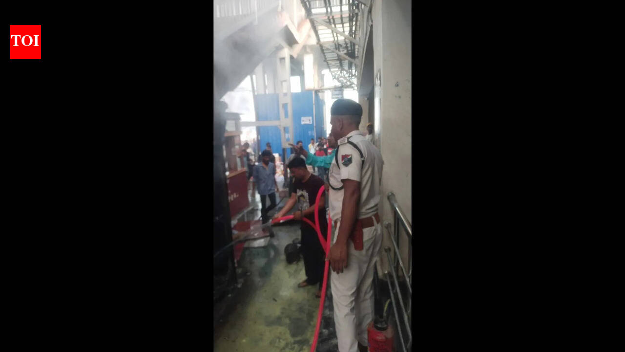 Fire at Muzaffarpur railway station sparks panic