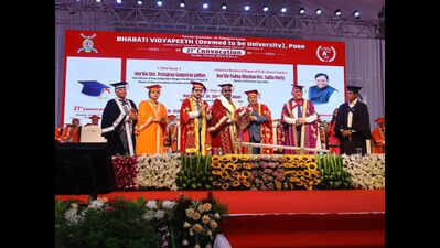 Minister lauds transformation of medical edu, Sudha Murty inspires graduates at Bharati Vidyapeeth convocation