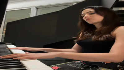 Mira Rajput plays iconic 'Hum Tum' tune on piano, flaunts her artsy skills
