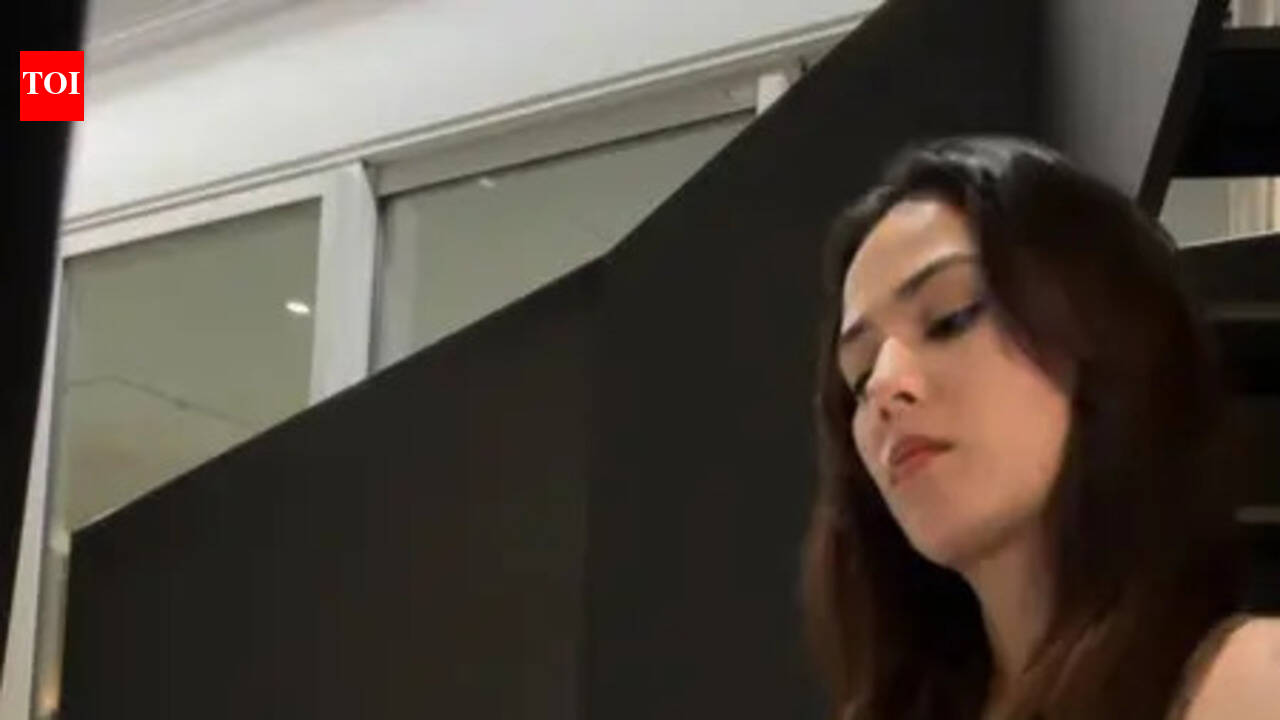 Mira Rajput plays iconic 'Hum Tum' tune on piano, flaunts her artsy skills