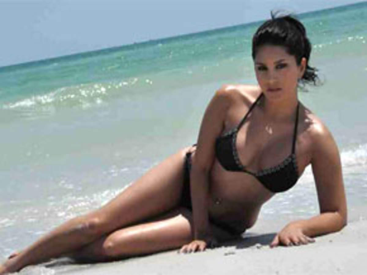 Beach fun in Goa with bikini babe Sunny Leone