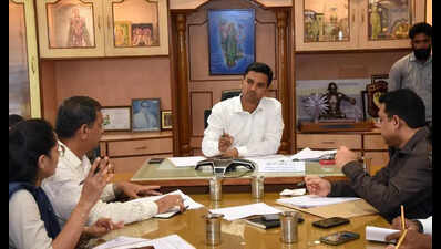 Encroached footpaths and UGD discussed at MCC phone-in programme