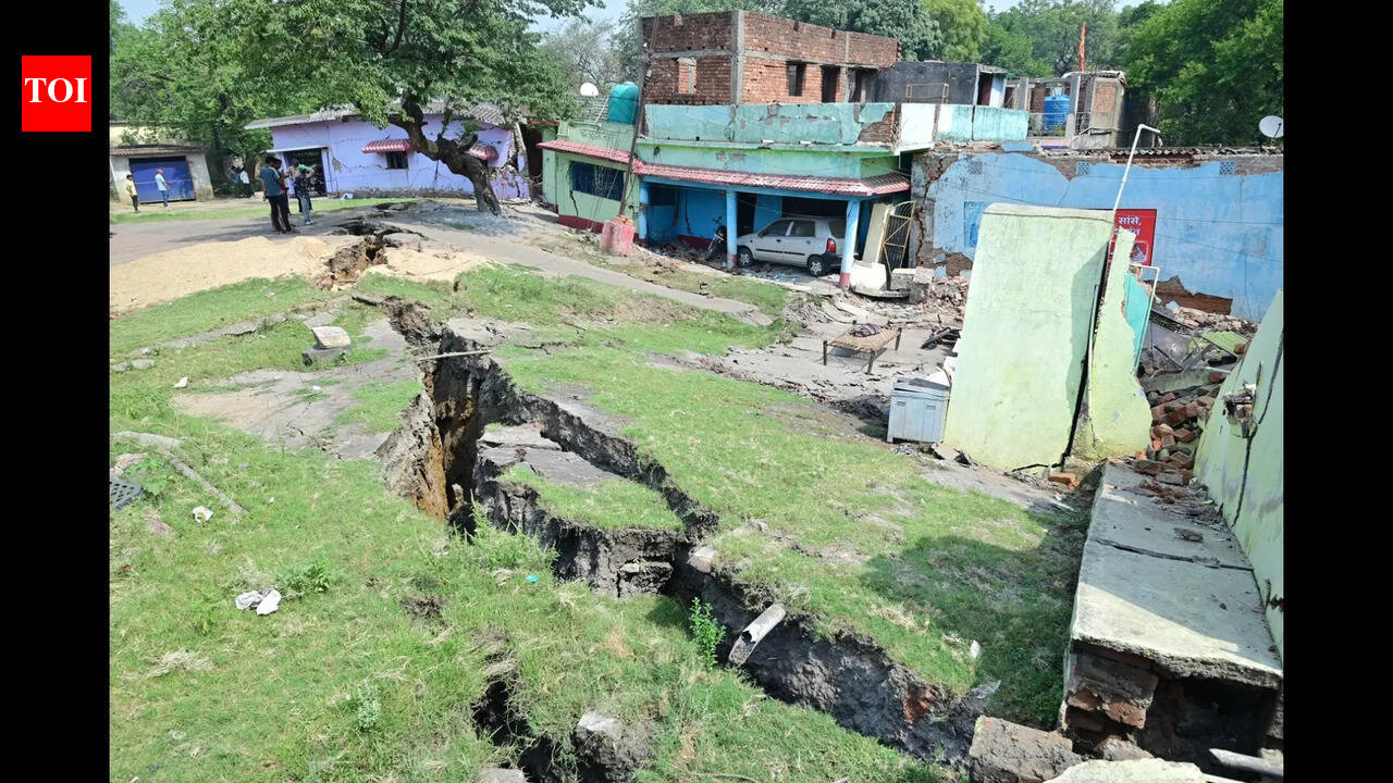 Dhanbad cave-in: 10 houses collapse, 4 persons injured