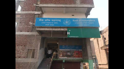 Four masked robbers loot Rs 2 crore in gold and cash from Hazaribag bank; police launch manhunt and set up checkpoints