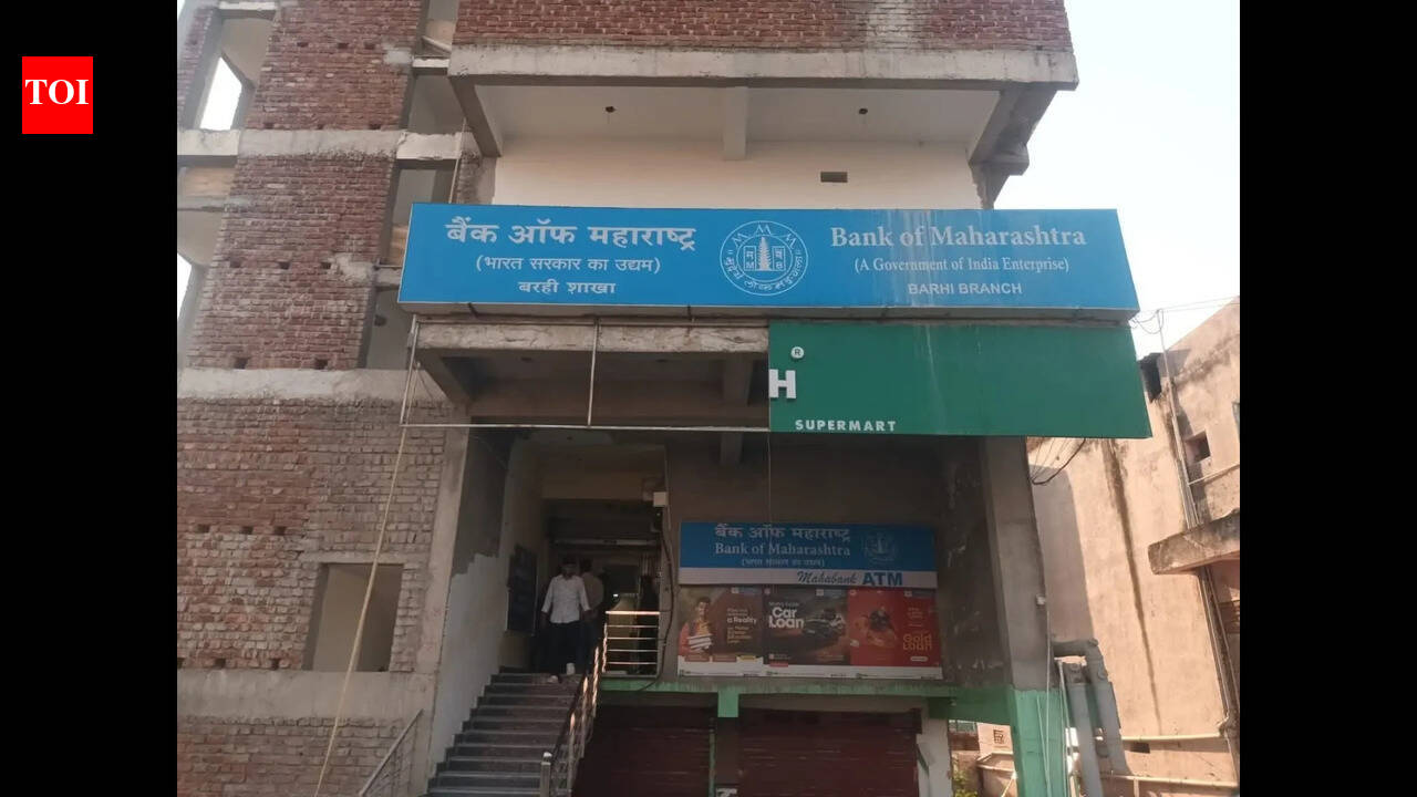 Four masked robbers loot Rs 2 crore in gold and cash from Hazaribag bank; police launch manhunt and set up checkpoints