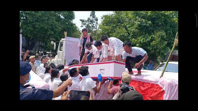 Kin perform last rites of 3 killed in CRPF firing at Tronglaobi protest