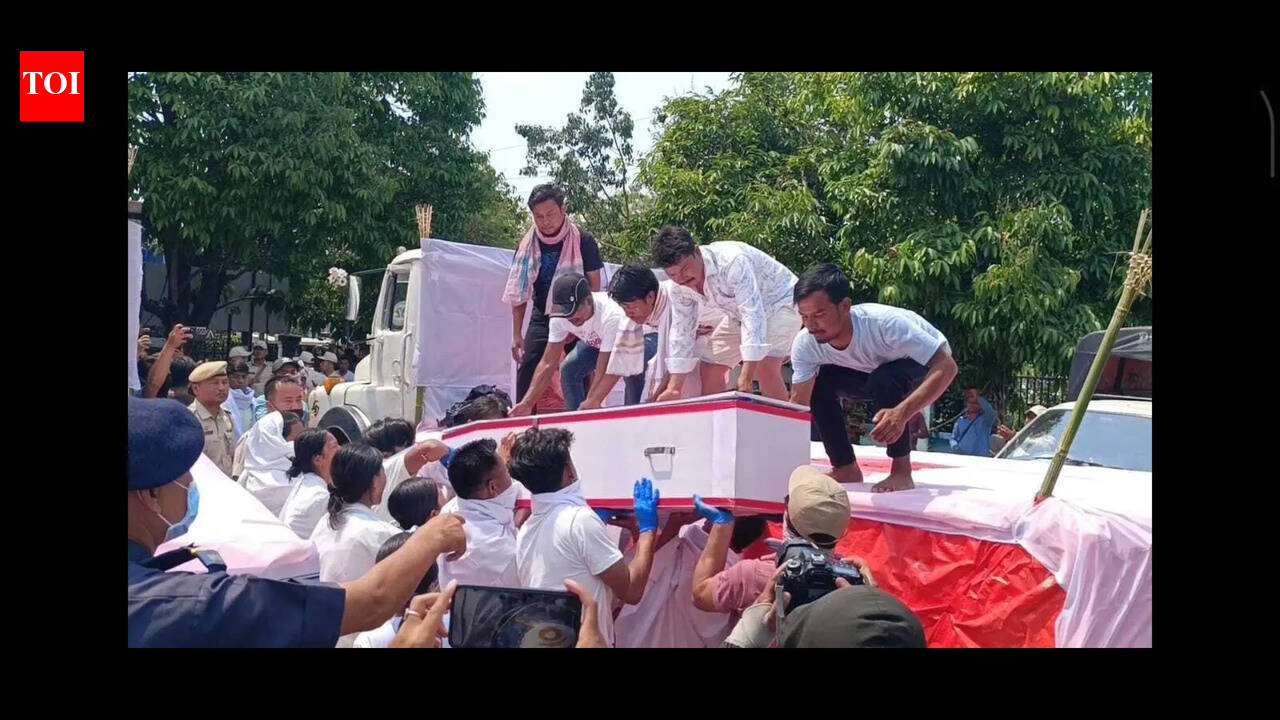 Kin perform last rites of 3 killed in CRPF firing at Tronglaobi protest