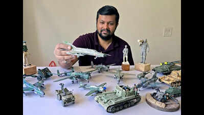 Tiny battlefields: Artist builds war machines in miniature