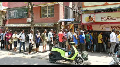 Thousands queue up at off-shops after 4-day ban, Sat supply a worry