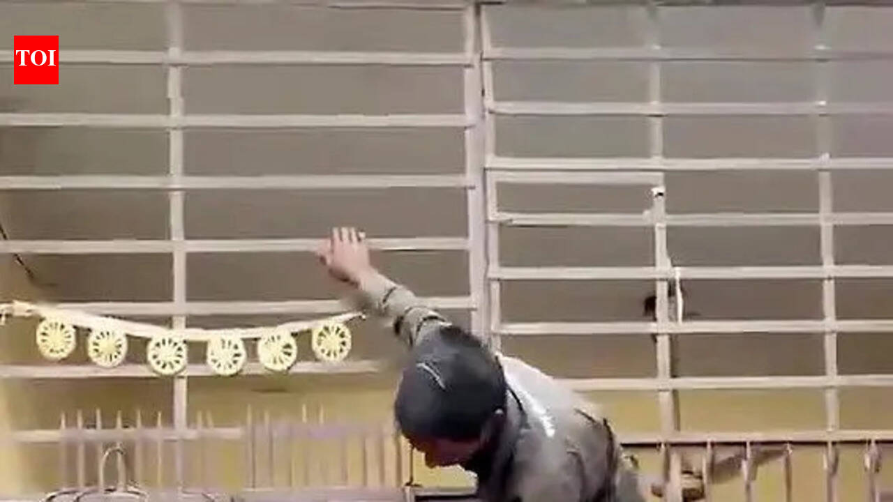 Break-in hits a bar: Teen gets caught in grille