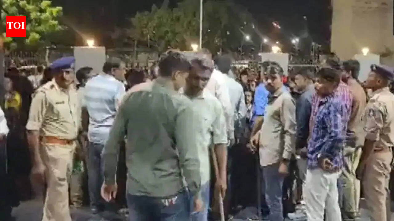 Minor girl 'molested' while returning home from coaching in Surat; large crowd attempts to storm police station