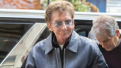 Barry Manilow, 82, steps out in New York for the first time after lung cancer surgery