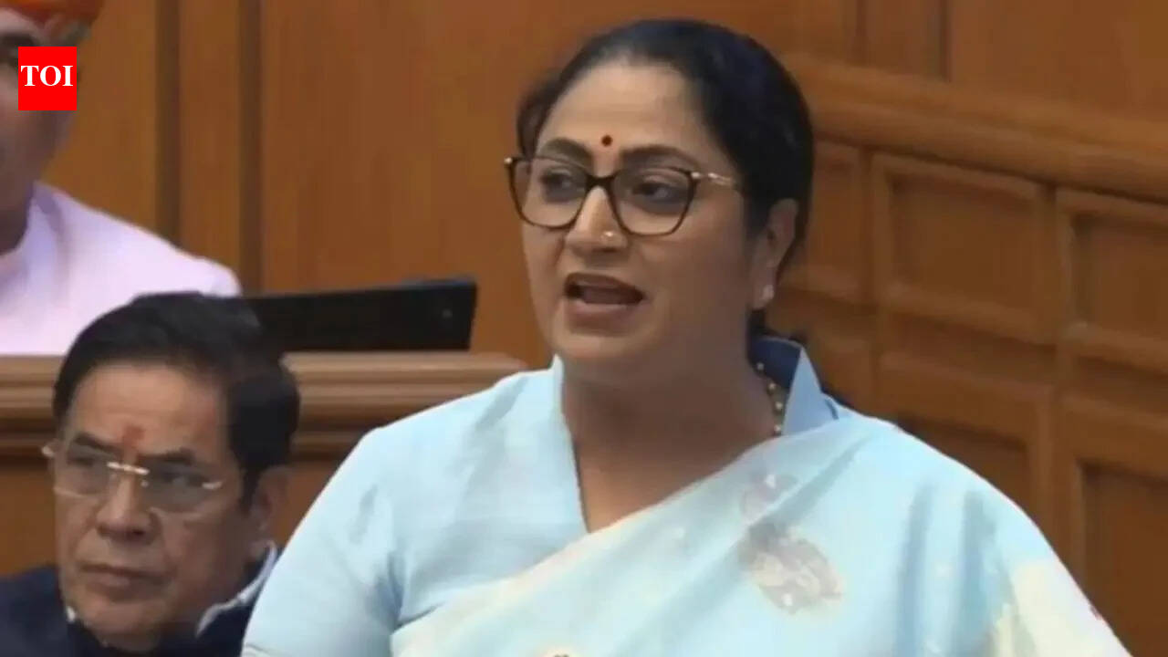 Blow to Kejriwal's 'dictatorship', Rekha Gupta on 7 AAP MPs' joining BJP