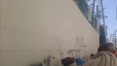 Watch: AAP workers write 'Gaddar', burn effigy outside Rajya Sabha MP Rajinder Gupta's house after he joins BJP