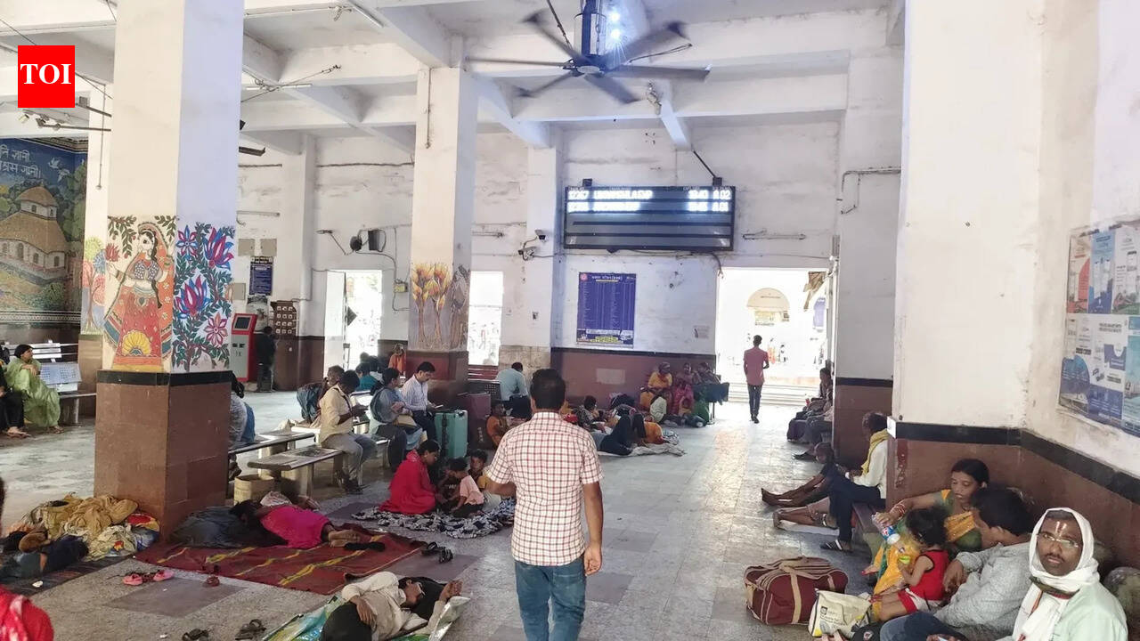 Basic facilities elude passengers at Buxar railway station