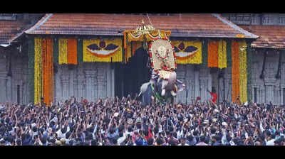 Pooram declared open with Thekke Gopura Nada opening