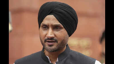 AAP workers stage stir outside Harbhajan’s residence, LPU